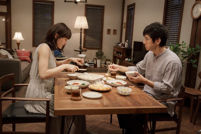 綾瀬はるか、西島秀俊(C)2020映画「奥様は、取り扱い注意」製作委員会