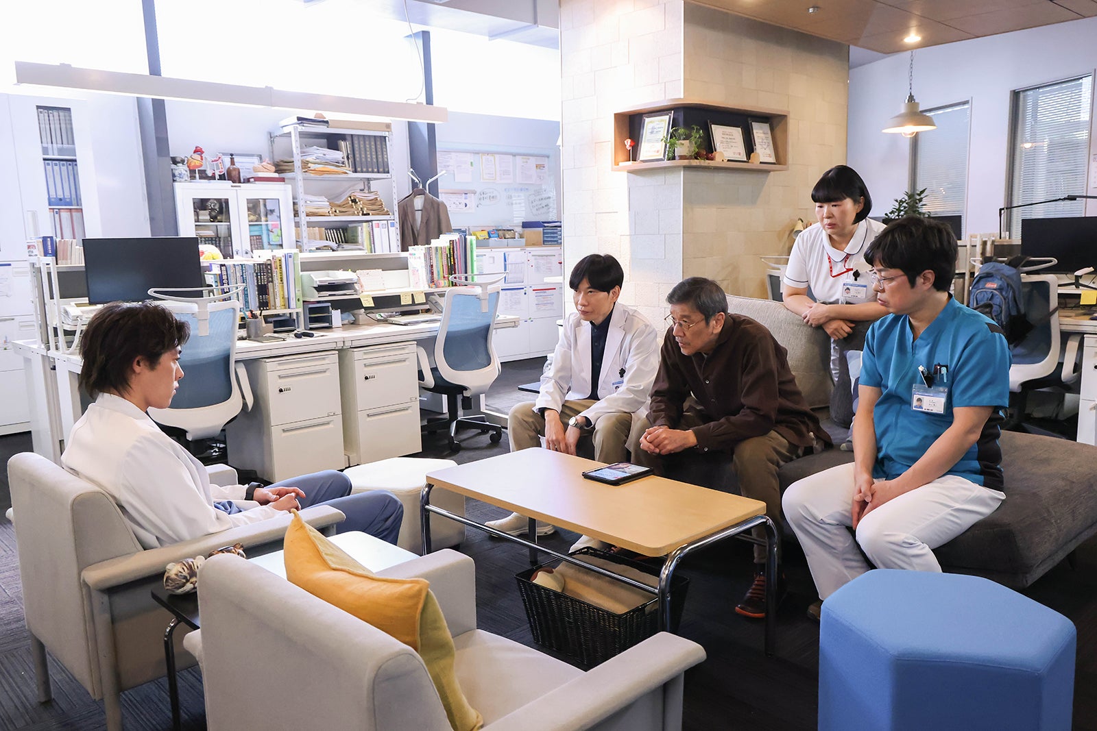 （左から）吉村界人、板倉俊之、奥田瑛二、信川清順、小松利昌「まどか26歳、研修医やってます！」第5話（C）TBS