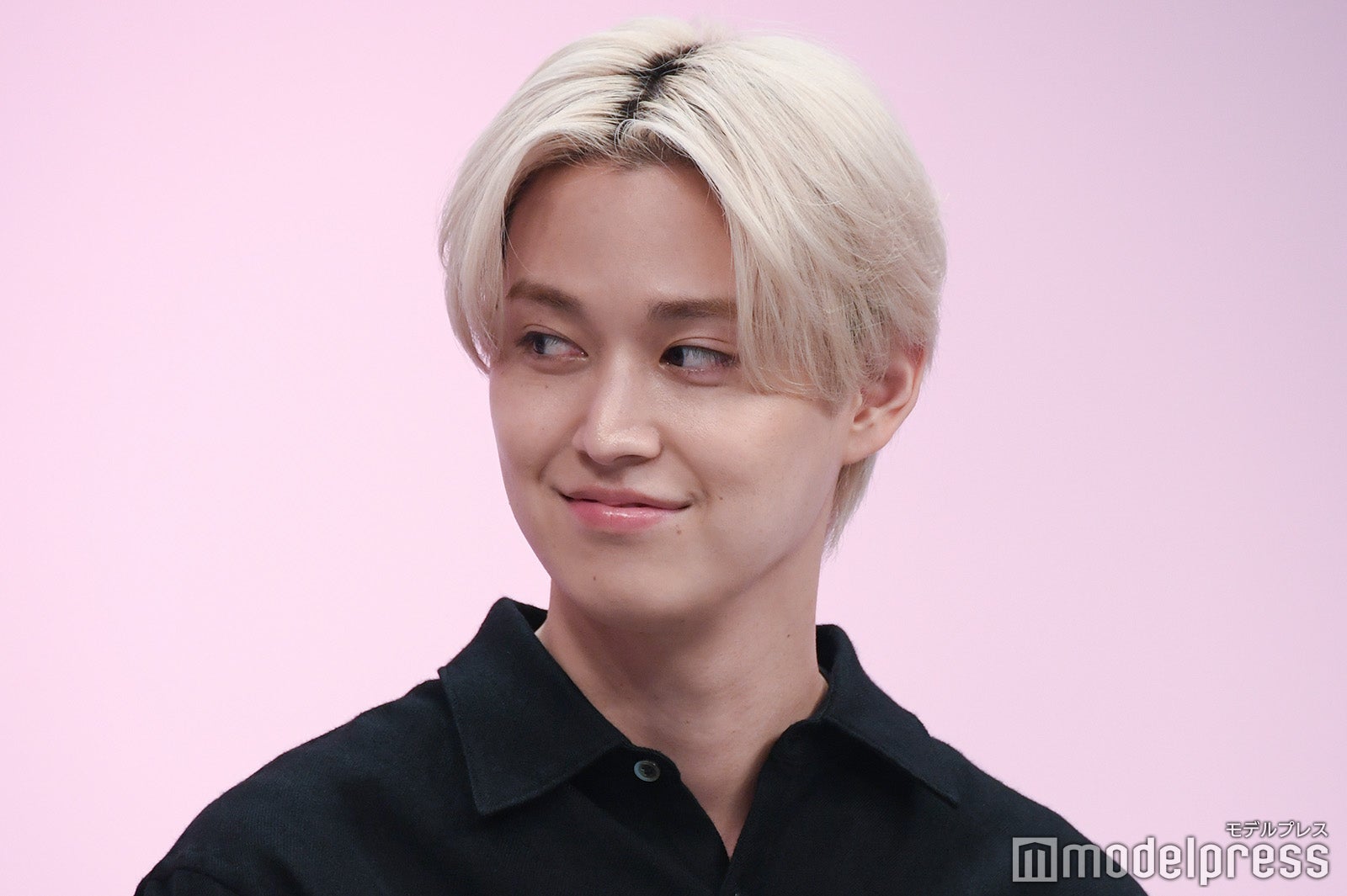 舞台袖の佐藤大空と目配せをする白岩瑠姫（C）モデルプレス