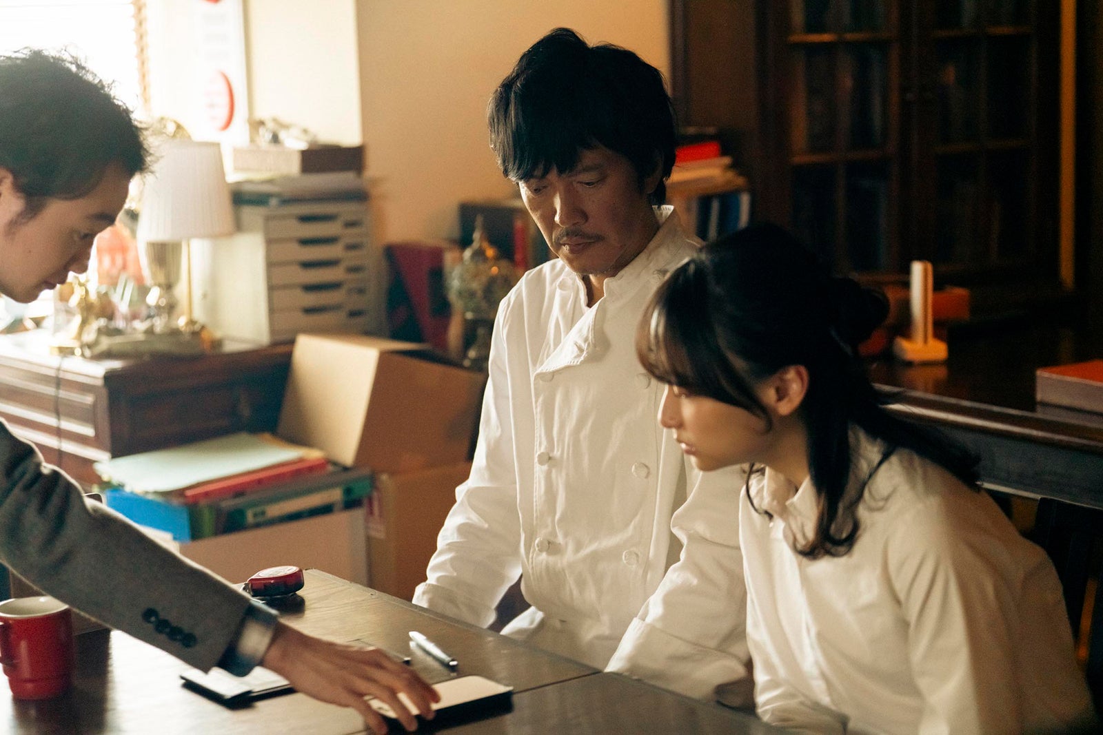 田辺誠一、影山優佳「ハコビヤ」第7話より（C）「ハコビヤ」製作委員会