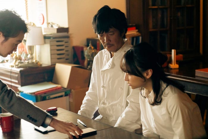 田辺誠一、影山優佳「ハコビヤ」第7話より(C)「ハコビヤ」製作委員会