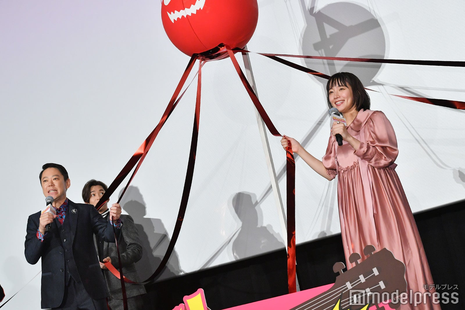 くす玉を割るキャスト陣（C）モデルプレス