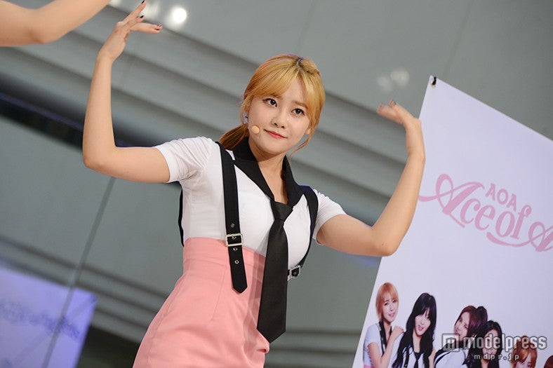 画像14/25) AOA、ギリギリミニスカでSEXY美脚あらわ 高橋愛も