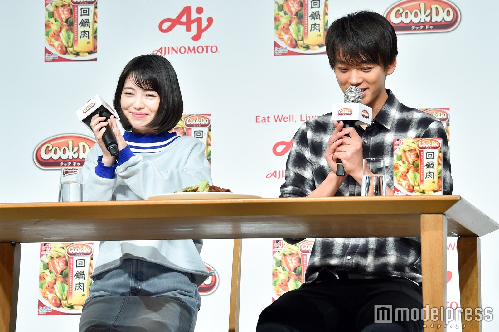 2人揃って「いただきます」／浜辺美波、竹内涼真 （C）モデルプレス