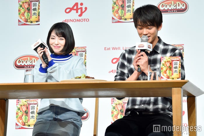 2人揃って「いただきます」/浜辺美波、竹内涼真 (C)モデルプレス