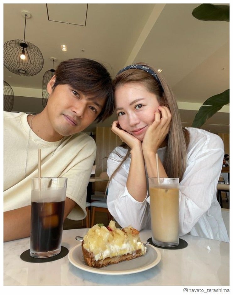 鈴木あや＆元「テラハ」寺島速人、結婚記念日に密着2ショット「カラダの一部みたいな存在」交際からは5年