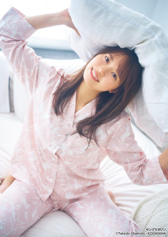新川日菜(C)講談社