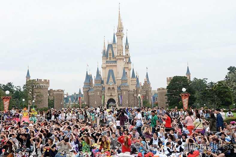“フル仮装”ゲストも多数参加／盛り上がるディズニーランドの様子
