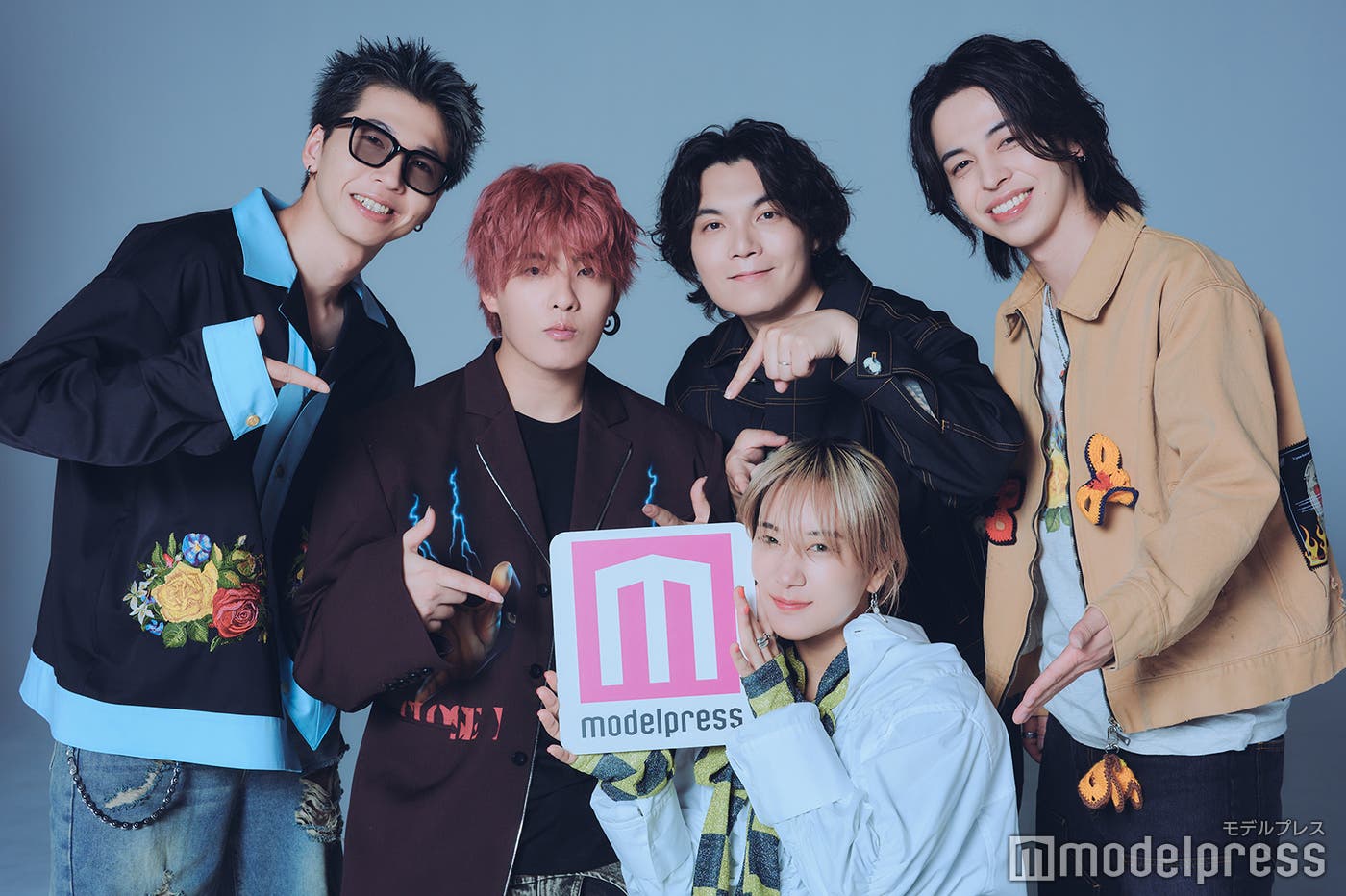 (左から)Moto、Tasuku、Lumel、hiroto、伊澤彩織(C)モデルプレス