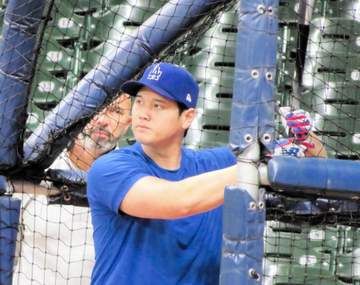 大谷翔平がスッキリヘアスタイルに 前日練習で異例の調整 剛腕対策で近距離にマシン設置→バックスクリーン弾にまさかの空振りも 最短距離約8メートルで71スイング