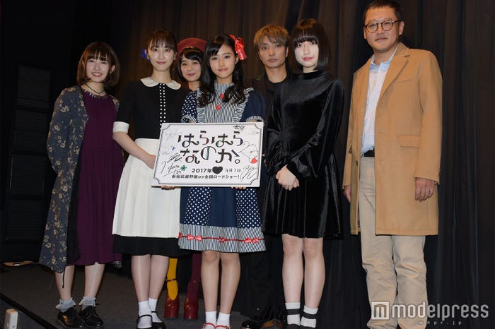 (左から)酒井麻衣監督、松井玲奈、もも、原菜乃華、粟島瑞丸、吉田凜音、川瀬陽太 (C)モデルプレス