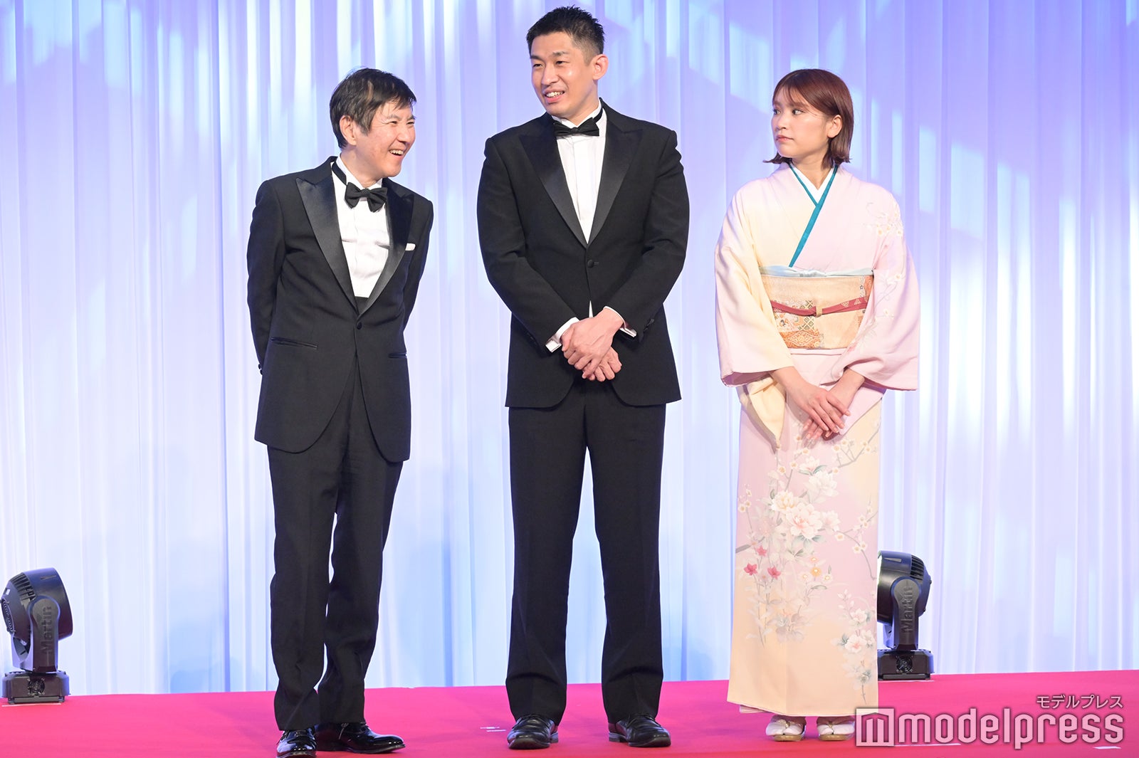 関根勤、中村拓己プロデューサー、久松郁実（C）モデルプレス