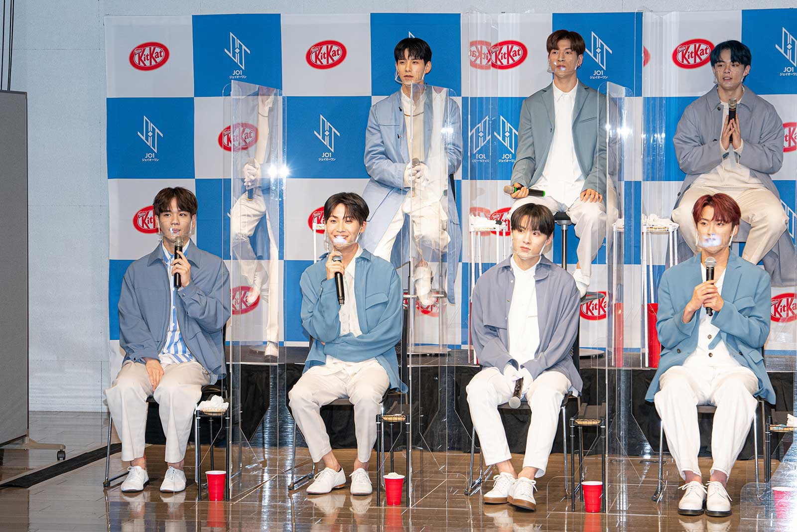 （上段左から）佐藤景瑚、金城碧海、鶴房汐恩（下段左から）豆原一成、川尻蓮、川西拓実、河野純喜（提供写真）