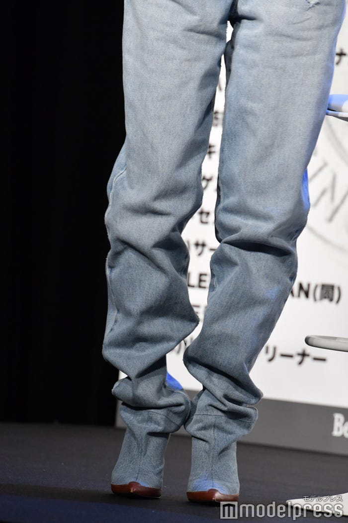 デニムと靴が一体となった上級者コーディネートを披露したみちょぱ (C)モデルプレス