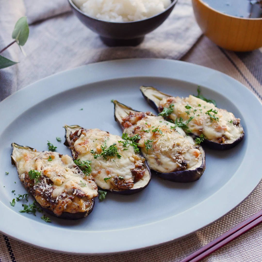 【缶詰レシピ】おつまみにぴったり。蒲焼きさんまのなすボート
