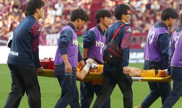 J1神戸にアクシデント ピッチ内に救急車で場内騒然 GK前川とDFトゥーレルが接触