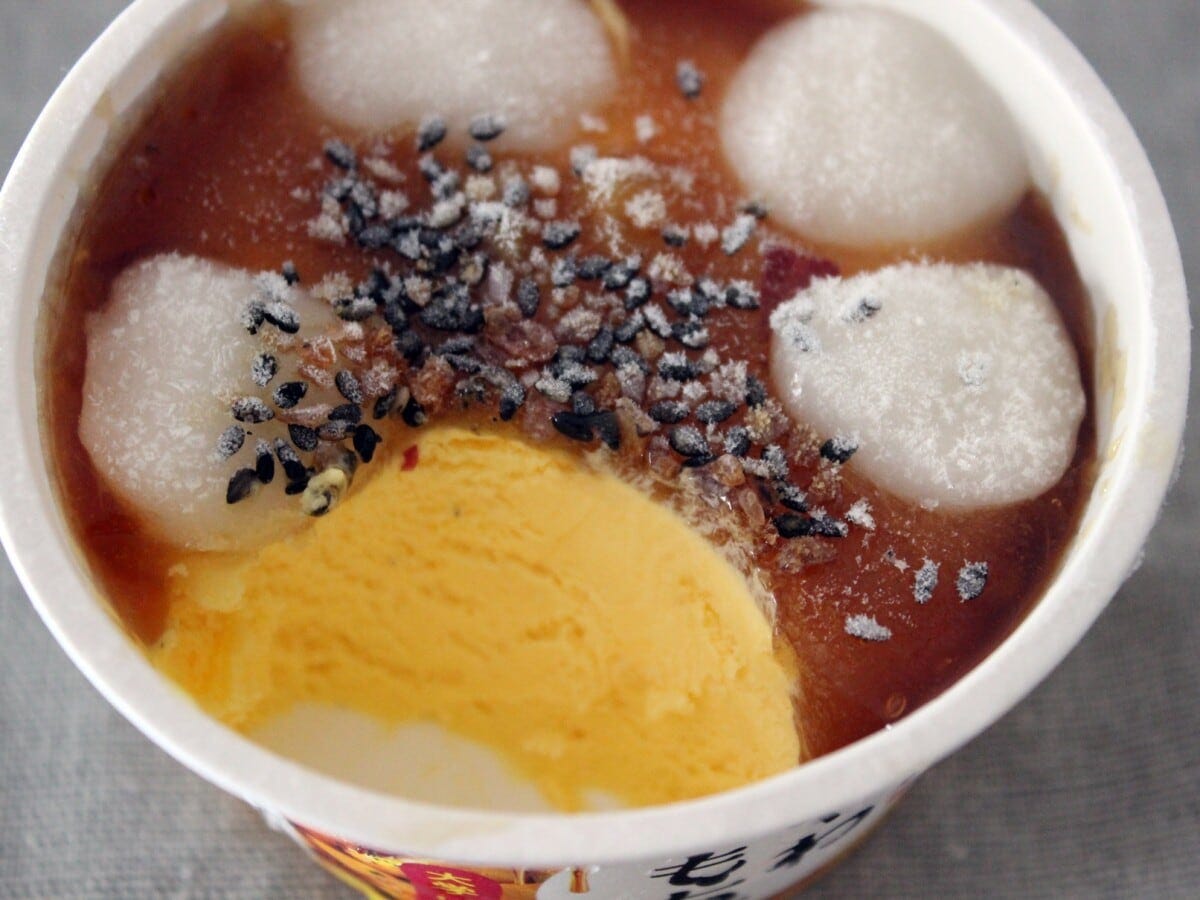 黒ゴマの香ばしい風味と、キャンディチップのカリッとした食感が絶妙