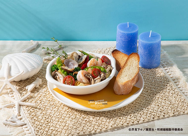 【七海建人】好物のアヒージョパスタ＆バゲット1890円（C）芥見下々／集英社・呪術廻戦製作委員会