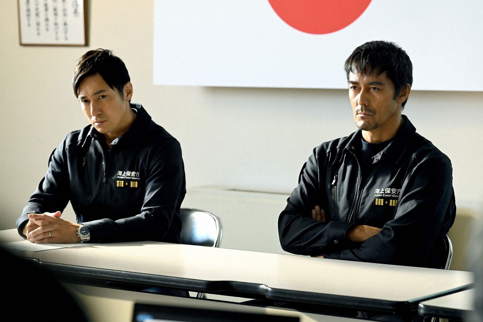 高橋光臣、阿部寛／「DCU」第2話より（C）TBS 