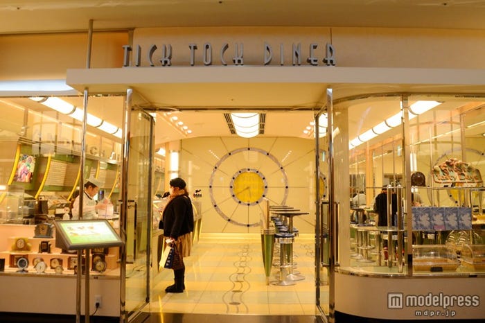 ディズニーアンバサダーホテル内、デリカフェ「チックタック・ダイナー」/大きな時計が目印