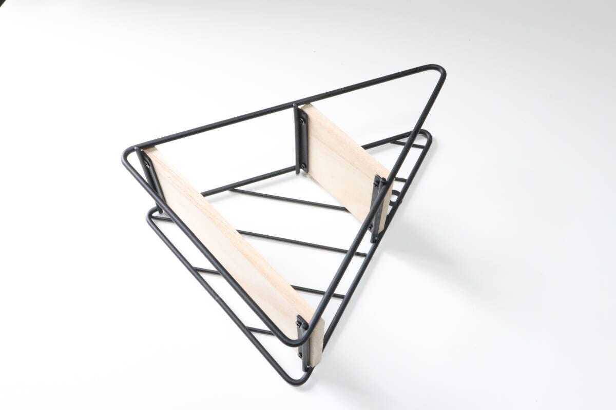ダイソーのスチール壁掛けインテリア収納（木製棚、三角形）