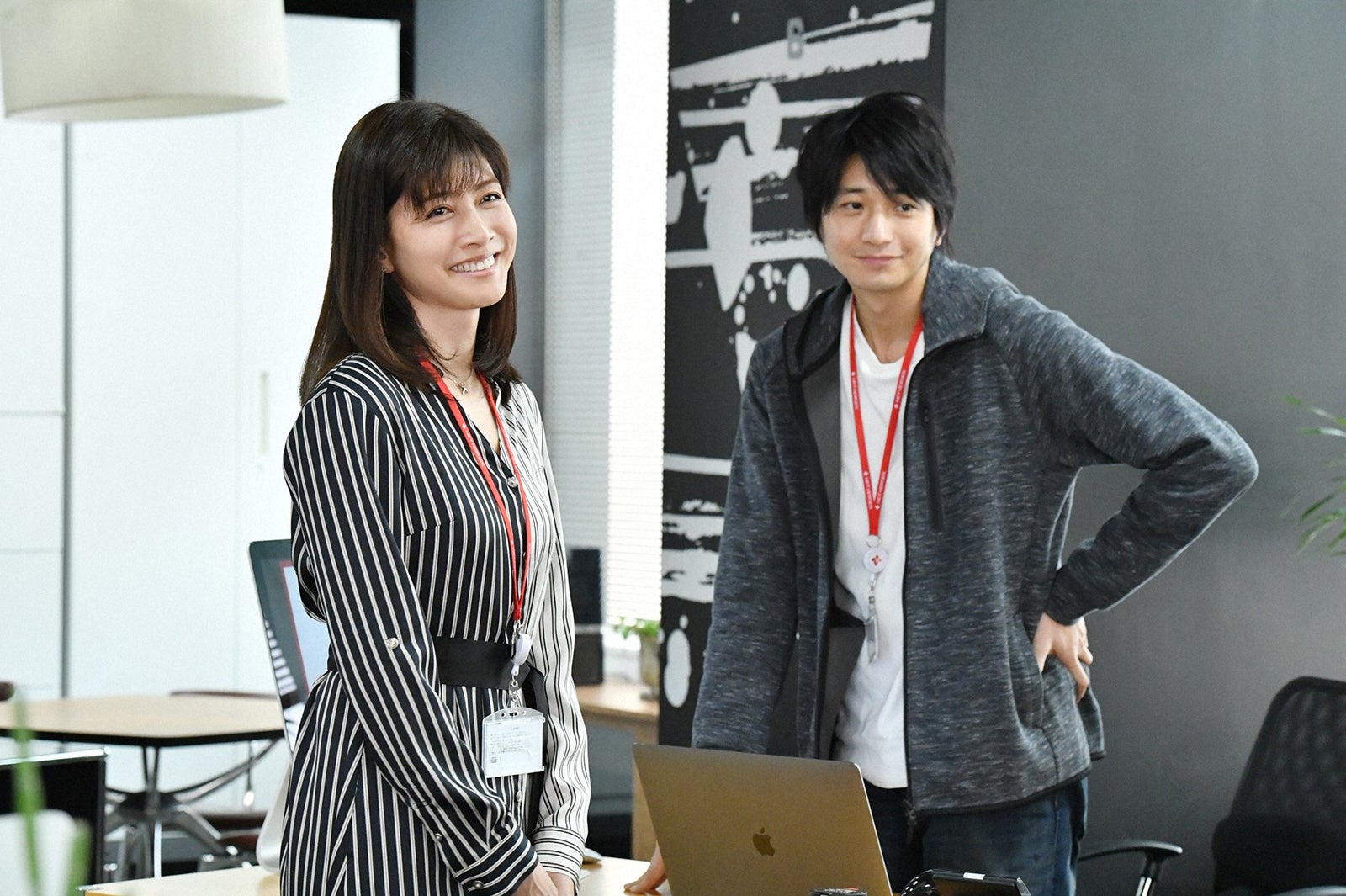 内田有紀、向井理／「わたし、定時で帰ります。」第2話より（C）TBS