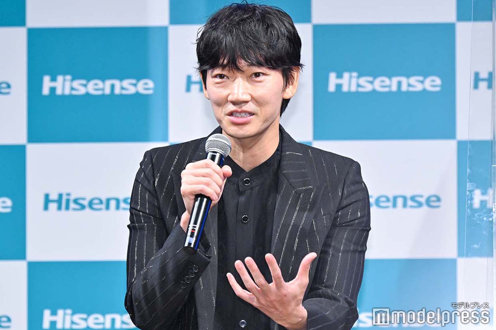 熱弁する綾野剛（C）モデルプレス