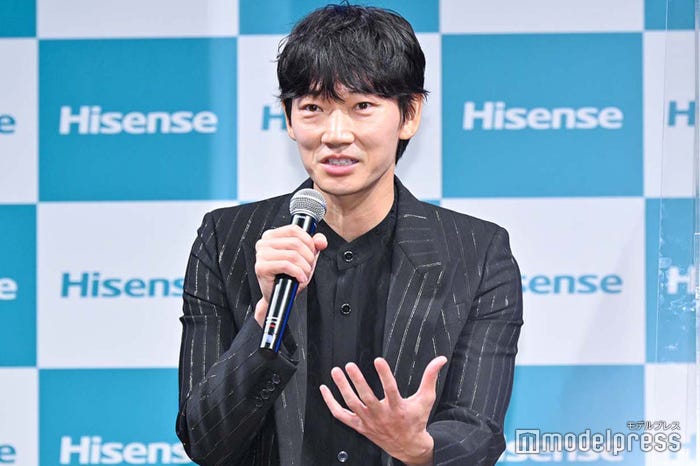 熱弁する綾野剛(C)モデルプレス