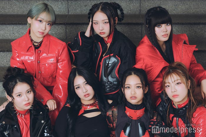 (上段左から)JISOO(ジス)、CHIKA(チカ)、NAOKO(ナオコ)(下段左から)KOHARU(コハル)、MOMOKA(モモカ)、YURI(ユリ)、MAHINA(マヒナ)/HANA(C)モデルプレス