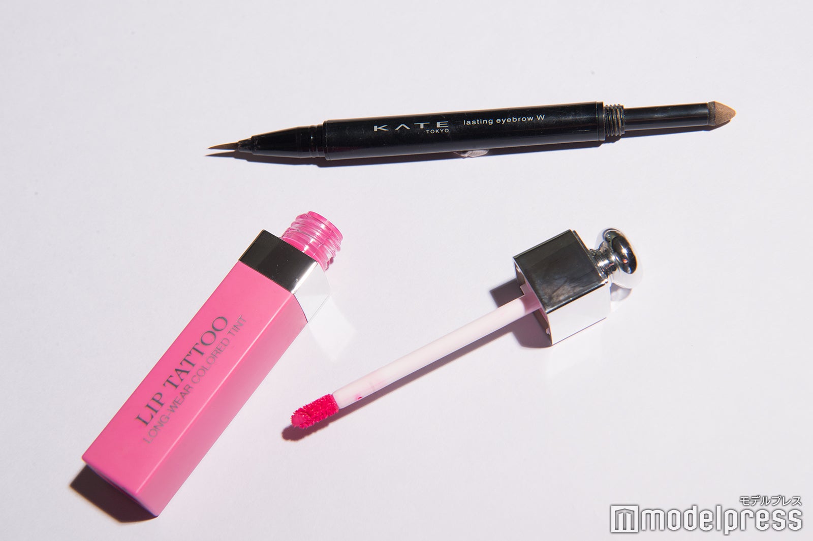 さぁちむの私物コスメ／上：「ケイト（KATE）」リキッドアイブロウ、下：「Dior（ディオール）ティントリップ （C）モデルプレス