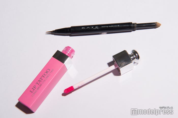 さぁちむの私物コスメ/上:「ケイト(KATE)」リキッドアイブロウ、下:「Dior(ディオール)ティントリップ (C)モデルプレス