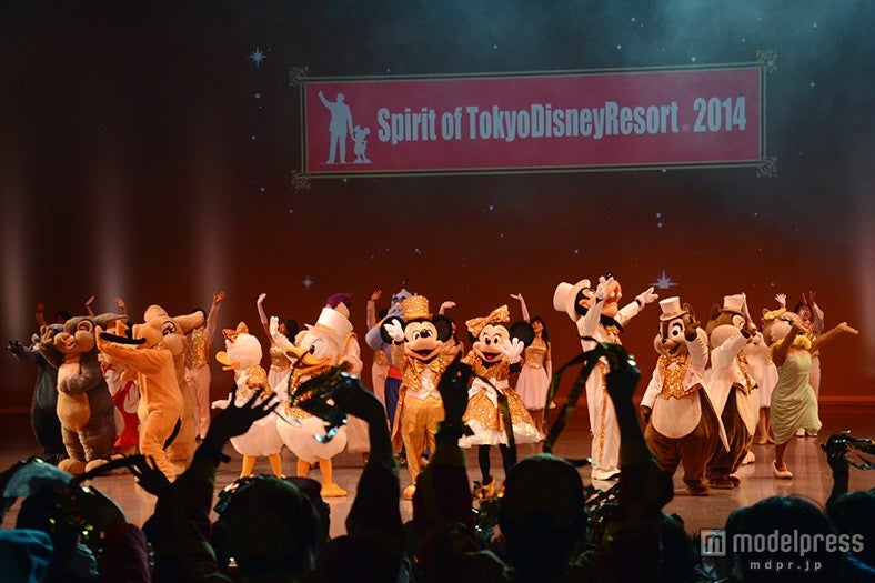 テープが舞う豪華なフィナーレ