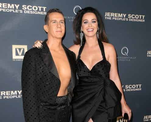 ケイティ・ペリー、座ると危険なドレス