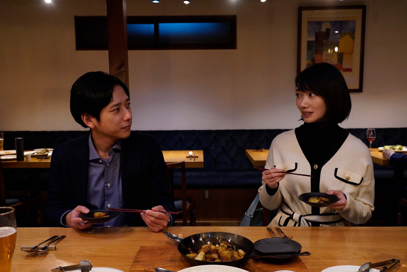 二宮和也＆波瑠のデート姿 ゆっくりと愛育む「アナログ」場面写真解禁