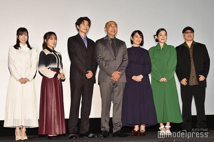 (左から)運上弘菜、矢吹奈子、白洲迅、高橋克実、富⽥靖子、筧美和子、森岡利行監督 (C)モデルプレス