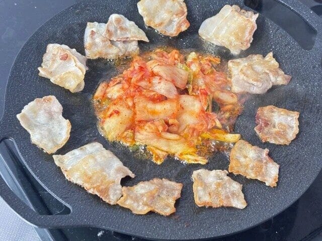 ダイソーの本格アウトドアグッズ ダイソーのキャンプマルチグリドルはこびりつきにくい