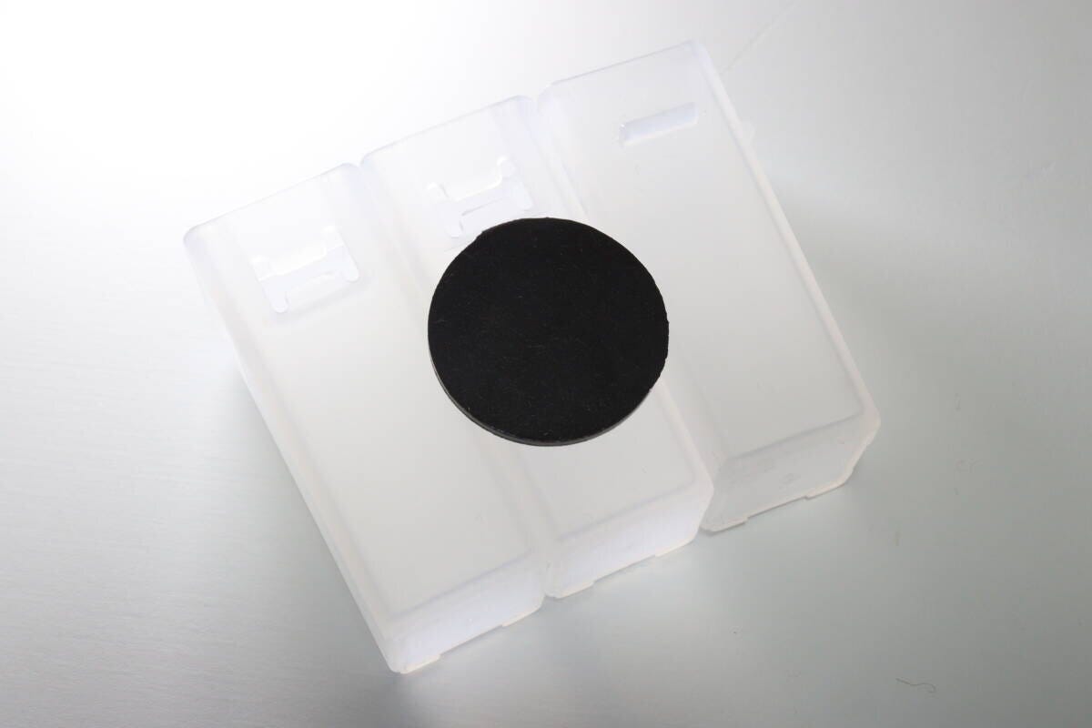 マグネットシート（補助プレート付、丸、3セット、シルバーカラー）　貼り付け