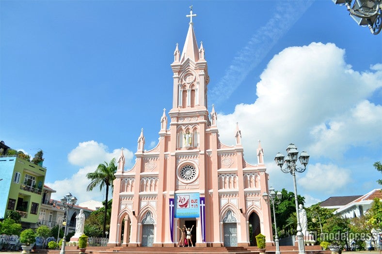 チャンフー通りの一角にそびえるダナン大聖堂。他では見られないピンク色の教会