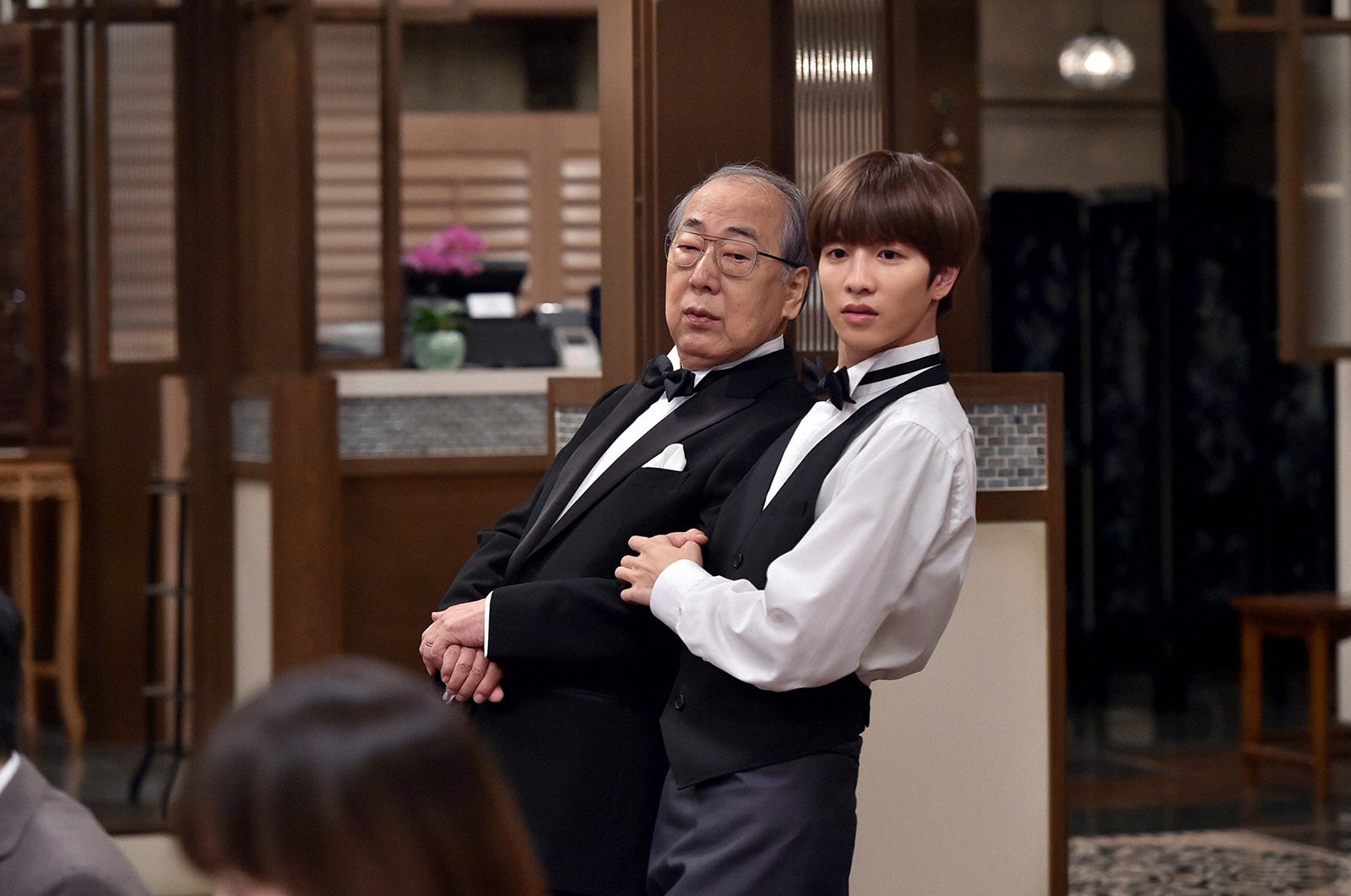 岸部一徳、志尊淳／「Heaven？～ご苦楽レストラン～」第6話より（C）TBS