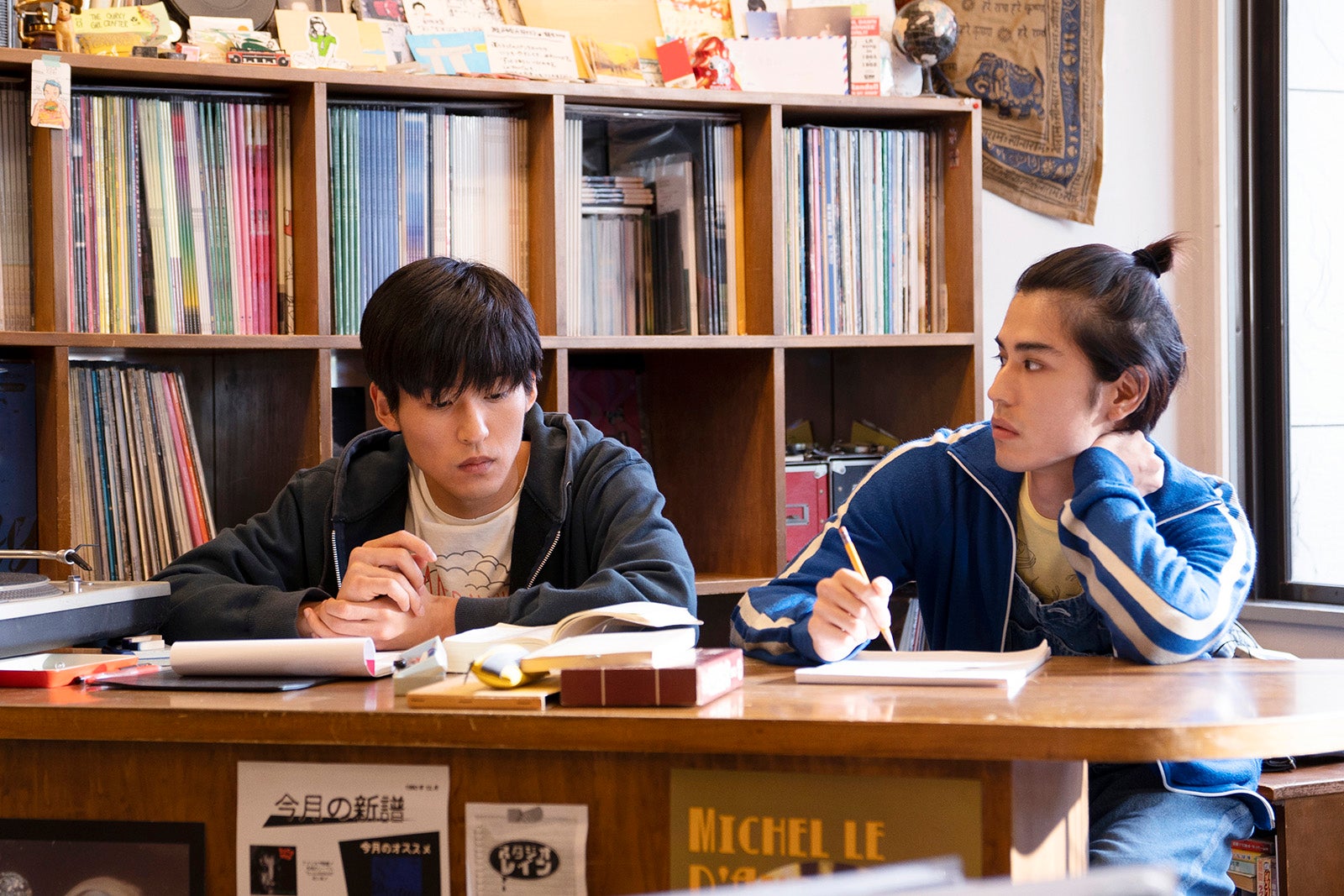 目黒蓮、寛一郎（C）2022「月の満ち欠け」製作委員会