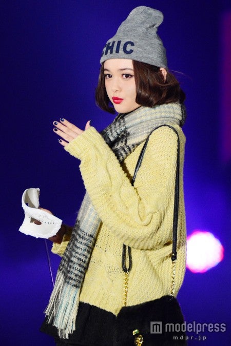 マフラーとビーニーを同系色でコーディネート。全体的に色味を抑えることで品のあるカジュアルスタイルに。