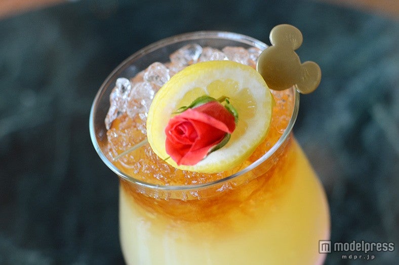 バラの花が添えられている