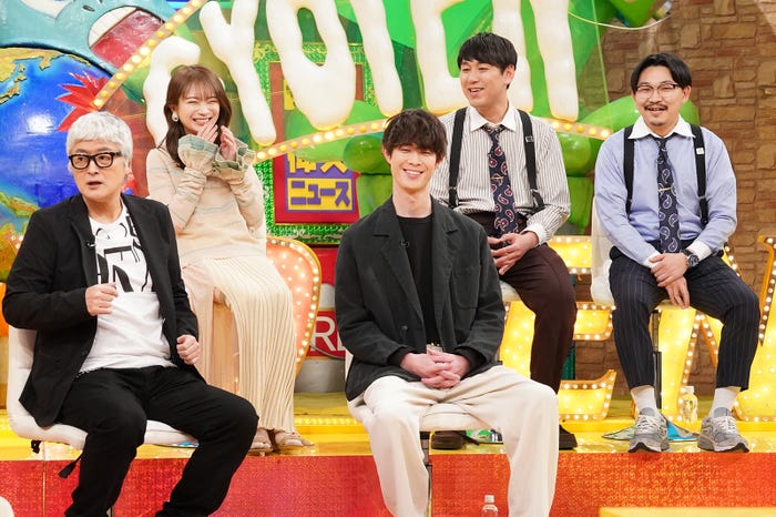 (後列左から)秋元真夏、オズワルド(前列左から)陣内孝則、宮沢氷魚(C)日本テレビ