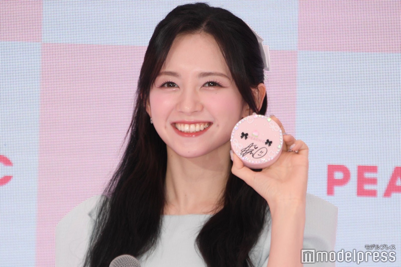 自身でデコったというファンデーションを見せるマシロ