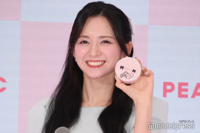 自身でデコったというファンデーションを見せるマシロ