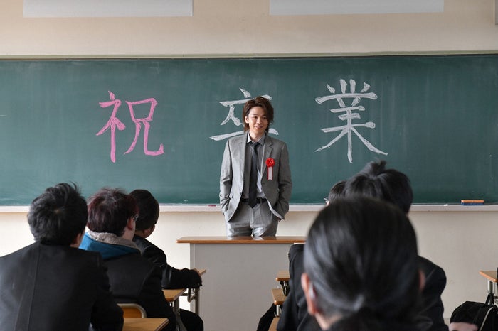 山下 中村倫也 最終話でイメチェン スーツ メガネの政治家秘書姿が 破壊力すごい と話題 初めて恋をした日に読む話 モデルプレス