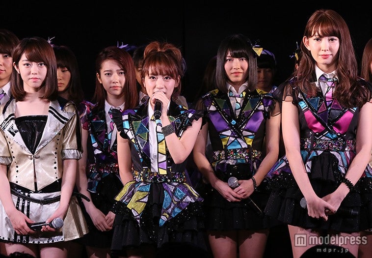 高橋みなみ（中央）／（C）AKS