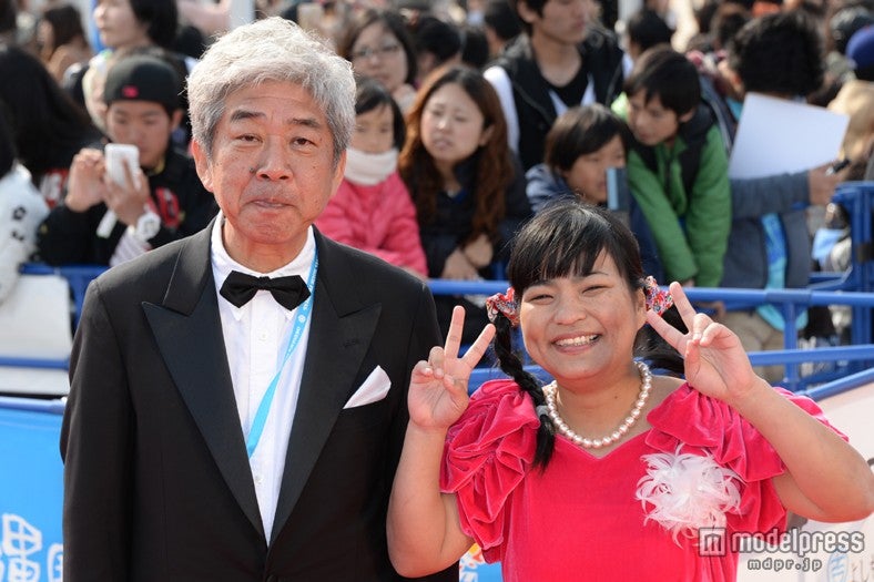 （左より）吉本興業株式会社社長・大崎洋、宣伝芸人・宮川たま子