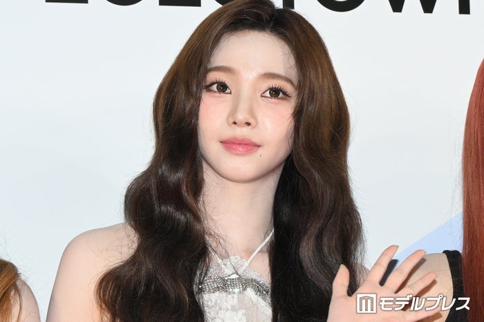 aespaカリナ、胸元開きトップス姿にファン悶絶「着こなし可愛い」「透明感すごい」