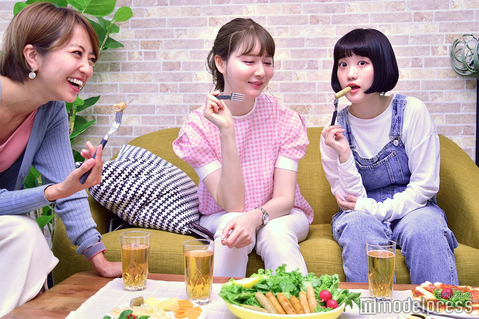 今年の夏はどこ行く～？／左から渡辺由布子さん、高井香子さん、高木絢子さん／（C)モデルプレス